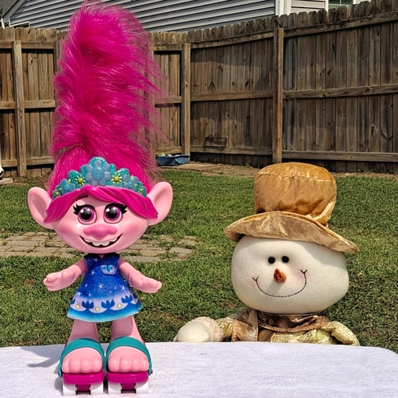 Dreamworks Dancing Hair Poppy  Trolls World Tour Doll - Picture 3 of 9